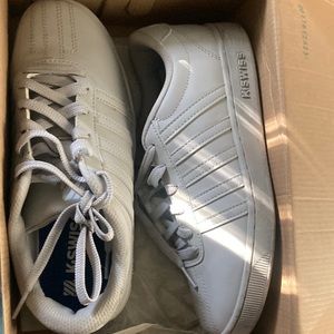 They only been worn 2 times low top varsity pro low top K~Swiss